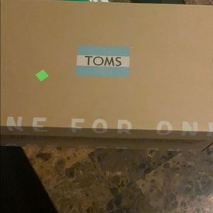 Men’s Toms sneakers size 8